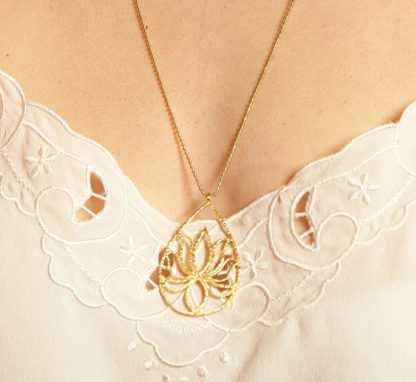 SATYA Jewelry - Kette Gold Teardrop Lotus Necklace Tropfen gehämmert – Bild 2