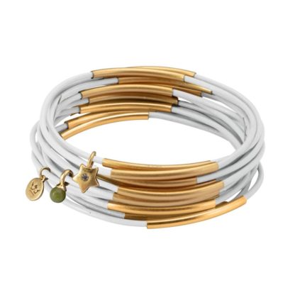 Sence Copenhagen - Lederarmbänder Urban Gypsy stack bracelet in matt gold and white China leather Weiss Hellgrau